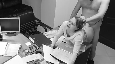 Директор снял свой регулярный обеденный секс с секретаршей на офисном столе